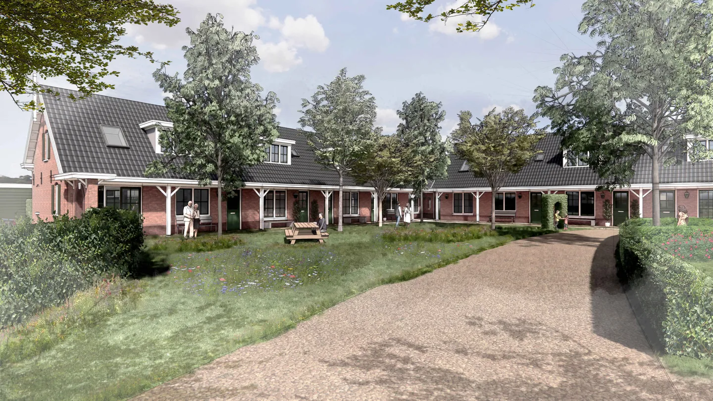 Impressie van de binnentuin met bloemenweide, bomen en woningen met veranda's